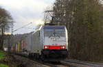 186 494-1 von Lineas/Railpool kommt die Gemmenicher-Rampe herunter nach Aachen-West mit einem Containerzug aus Zeebrugge-Vorming(B) nach Gallarate(I) und rollt die Gemmenicher-Rampe herunter nach