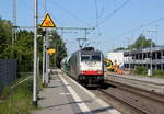 186 446-1 von Lineas/Railpool kommt aus Richtung Mönchengladbach-Hbf,Rheydt-Hbf,Wickrath,Beckrath,Herrath mit einem Kalkleerzug aus Oberhausen-West(D) nach Hermalle-Huy(B) und fährt durch