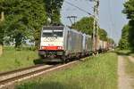 Railpool 186 454 kommt mit einer weiteren Akiem 186 im Doppel samt einem Containerzug aus Dülken bei Boisheim gen Venlo fahrend.