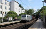 186 427-1 von Lineas/Railpool kommt aus Richtung Köln,Aachen-Hbf und fährt durch Aachen-Schanz mit einem Schrottzug aus Köln-Kalk(D) nach Genk-Goederen(B) und fährt in Richtung