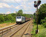186 422-2 von der Rurtalbahn-Cargo kommt mit einem  KLV-Containerzug aus Frankfurt-Höchstadt am Main(D) nach Genk-Goederen(B) und kommt aus