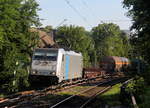 186 424-8 von Lineas/Railpool kommt durch Aachen-Schanz mit einem gemischten Güterzug aus Antwerpen-Noord(B) nach Passau(D) und kommt aus Richtung Aachen-West und fährt in Richtung