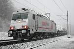 Weisse Lok im Schnee: Crossrail 186 905 auf dem Weg Richtung Basel am 27.02.2020, aufgenommen bei Schinznach-Dorf.