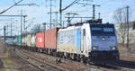 RTB CARGO GmbH, Düren [D] mit der Railpool Lok  186 425-5  [NVR-Nummer: 91 80 6186 425-5 D-Rpool] und Containerzug Richtung Frankfurt/Oder am 05.03.20 Bf.