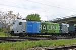 Seitenportrait von Rpool/LINEAS 186 295-2  RAILPOOL , als diese am Mittag des 28.04.2019 mit ihrem Containerzug aus Italien auf dem Überholgleis in Müllheim (Baden) stand und dort auf die