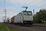 Mit einem Containerzug nach Italien fuhr am Nachmittag des 06.05.2019 die Rpool/LINEAS E 186 182-2 durch den Haltepunkt von Auggen über die KBS 703 durchs Rheintal in Richtung Schweizer Grenze.