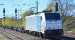 Crossrail Benelux N.V., Borgerhout [B] mit der Railpool Lok  186 437-0  [NVR-Nummer: 91 80 6186 437-0 D-Rpool] mit einem leeren Containertragwagen Güterzug am 20.04.20 Bf.