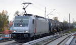 HSL - HSL Logistik GmbH, Hamburg-Tiefstack [D] mit der Akiem Lok  186 365-3  [NVR-Nummer: 91 80 6186 365-3] und Kesselwagenzug (leer) Richtung Stendell am 06.11.20 Berlin Karow.