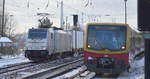 Das war knapp, da kam mal wieder eine S-Bahn fast dazwischen, eine von den neueren Railpool GmbH, München [D] Loks (Abnahme 2020), die   186 539-3  [NVR-Nummer: 91 80 6186 539-3 D-RPOOL],