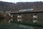 Lokzug Cornaux-Basel bestehend aus den weissen 186 906  Katzenberg  und 186 907  Sempione  von SBB Cargo International beim Passieren der Aarebrücke Olten bei sehr trübem Wetter.