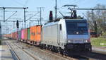 METRANS Rail s.r.o., Praha [CZ] mit der Akiem Lok  186 363-8  [NVR-Nummer: 91 80 6186 363-8 D-AKIEM] und Containerzug am 20.04.21 Durchfahrt Bf, Golm (Potsdam) Richtung Norden.
