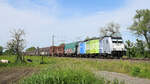 Railpool 186 295, vermietet an Lineas, mit Volvo-Logistikzug DGS 46257 Hallsberg RB - Gent Zeehaven (Hüde, 01.06.2021).