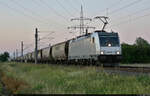 Als letzter abgelichteter Zug des Tages strebt 186 262-2 mit Getreidewagen in Braschwitz Richtung Halle (Saale).