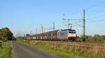 Railpool 186 501, vermietet an Lineas, mit Volvo-Logistikzug DGS 46257 Hallsberg RB - Gent Zeehaven (Diepholz, 28.10.2021).