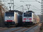 LINEAS 186 504 mit Güterzug in Richtung NL und 146 559 mit IC 2205 nach Köln bei Salzbergen, 06.01.2022