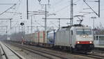 METRANS Rail s.r.o., Praha [CZ] mit der  E 186 138  [NVR-Nummer: 91 80 6186 138-4 D-AKIEM]  mit schwach ausgelastetem KLV-Zug Richtung Frankfurt/Oder am 11.01.22 Bf. Golm.