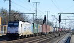 RTB CARGO GmbH, Düren [D] mit der Railpool Lok  186 425-5  [NVR-Nummer: 91 80 6186 425-5 D-Rpool] und Containerzug am 22.03.22 Durchfahrt Bf. Golm.