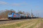 Mit einem Kesselwagenzug rollte 186 381 der HSL am 26.03.22 durch Braschwitz Richtung Halle(S).