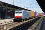Die Lokomotive 186 505 der Münchner Railpool, im Dienst der Belgischen Güterbahn  Lineas - Your Freight Force , durchfährt mit einem langen Containerzug den Bahnhof Treuchtlingen auf