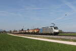 186 536 von  Railpool  mit Kickkkesselwagen am 14. April 2022 bei Übersee am Chiemsee.