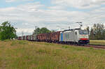 186 450 der Lineas führte am 11.06.22 einen Stahlzug durch Jütrichau Richtung Roßlau.