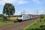 Railpool 186 424, vermietet an Lineas, mit Volvo-Logistikzug DGS 46257 Hallsberg RB - Gent Zeehaven (Bohmte-Stirpe, 24.08.2022).