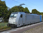 Die Elektrolokomotive 186 298-6 war Ende August 2022 Solo in Duisburg-Hochfeld unterwegs.