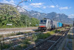 186 282-0 mit einem kurzen Güterzug in Peri/Italien am 23.09.2022