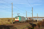Mit einem Kessel- und Silozug von Transchem am Haken rollt 186 241 der Angel Trains am 27.11.22 durch Brehna Richtung Halle(S).