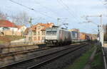 akiem 186 359-6 mit einem Containerwagenzug Richtung Bebra, am 02.01.2023 in Erfurt-Bischleben.