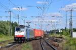 186 446 fährt mit einem gemischten Güterzug in Magdeburg Sudenburg aus in Richtung Helmstedt.