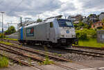 Die an die RBP - Rheinische Bahnpersonal- und Verkehrsgesellschaft mbH (Siegburg) vermietete Railpool 186 431-3  (91 80 6186 431-3 D-Rpool) fährt am 16.05.2023 als Lz (Lokzug) bzw. auf Tfzf (Triebfahrzeugfahrt) durch Niederschelden in Richtung Siegen. Hinweis ich stehe an der Schranke vom Bü 343 – km 112,183 der Siegstrecke.

Die Bombardier TRAXX F140 MS(2E) wurde 2015 von Bombardier in Kassel unter der Fabriknummer 35185 gebaut und an die Railpool GmbH (München) ausgeliefert. Die Multisystemlokomotive hat die Zulassungen bzw. besitzt die Länderpakete für Deutschland, Österreich, und Tschechien (D/A/CZ). Ursprünglich war sie für Polen, Slowakei, Ungarn und die Niederland (PL/SK/HU/NL) zugelassen, aber aktuell sind diese Länderkürzel an die Lok durchgestrichen.


Der derzeitige Mieter die RBP - Rheinische Bahnpersonal- und Verkehrsgesellschaft mbH in Siegburg, ist eine junge und moderne Eisenbahnverkehrsgesellschaft, speziell für Bahn- und Verkehrsbetriebe. 