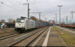 Da bahnt sich was an: 186 431-3 unterwegs mit Containern als Leiferde-Umleiter im Bahnhof Angersdorf Richtung Sangerhausen.
