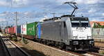 METRANS Rail s.r.o., Praha [CZ] mit der Railpool Lok   186 532-8  (NVR-Nummer: 91 80 6186 532-8 D-Rpool] und einem Containerzug am 01.08.23 Höhe Bahnhof Luckenwalde.