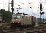186 509-XR von Crossrail fährt mit einem GTS-Containerzug von Aachen-West nach Italien und fährt in Richtung Köln bei Regenwolken am 24.6.2012.