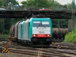 Cobra-Doppel 186 235 (2843) und 186 197 (2805) schleppen am 12.07.2012 einen gemischten Güterzug aus Gremberg kommend durch das Gleisvorfeld von Aachen West.