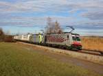 Die 186 281 und die Re 486 510 mit einem KLV-Zug am 23.12.2013 unterwegs bei Ostermünchen.