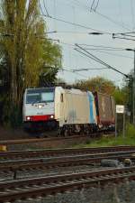 Bei der Einfahrt in den Rheydter Hbf kommt hier die 186 251-5 von Railpool aus dem Odenkirchener Streckenzweig mit einem Containerzug.2.4.2014