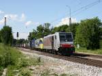Die 186 285 und die 189 912 mit einem KLV-Zug am 05.06.2011 bei der Durchfahrt in Aßling.