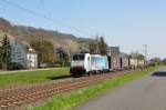 186 101 von Railpool/BLS zieht einen langen Güterzug durch Leutesdorf Richtung Köln.