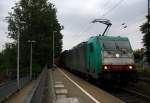 186 123 von Railtraxx kommt als Umleiter mit einem langen KLV-Containerzug aus Frankfurt-Höchstadt am Main(D) nach Genk-Goederen(B) und kommt durch Kohlscheid aus Richtung Herzogenrath und