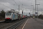 Mit einem Wetron-Containerzug fuhr 186 105 am 17.01.2015 in Richtung Freiburg durch den Bahnhof von Müllheim (Baden).