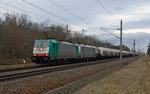 186 135 führte neben der Wagenlok 186 430 am 27.03.16 einen Silozug durch Burgkemnitz Richtung Bitterfeld.