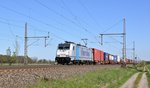 Die für Metrans fahrende Railpool E 186 289 ist am 21.04.16 mit einem Containerzug in Dedensen-Gümmer in Richtung Wunstorf unterwegs.