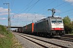 Mit einem Containerzug nach Italien fuhr am 18.04.2015 die BLS Cargo 186 105 durch Müllheim (Baden) gen Schweizer Grenze.
