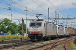 Dreifachtraktion, mit den Loks 186 908-6, 186 902-3 und 186 905-6, durchfahren den Bahnhof Pratteln.