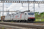 Doppeltraktion, mit den Loks 186 905-5 und 186 907-2, durchfahren den Bahnhof Pratteln.