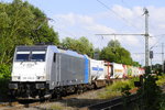 Bunte Reihe in grüner Niederrhein-Landschaft: 186 456-0 von Railpool muss mit ihrem langen Zug mit LKW-Aufligern und Containern auf ihrem Weg in die Niederlande in Boisheim den entgegenkommenden