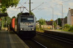 In Breyell fährt hier gerade die HHLA E186 291-1 mit einem Kastelzug gen Venlo ein.
