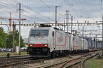 Dreifachtraktion, mit den Loks 186 903-1, 186 902-3 und 186 904-9, durchfahren den Bahnhof Pratteln.